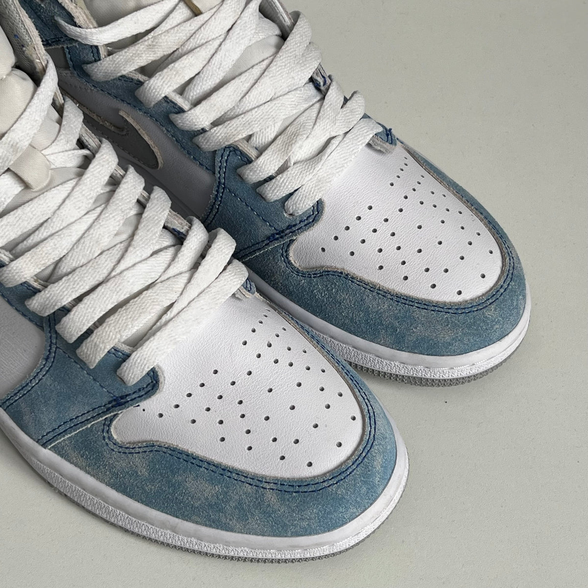 Nike Air Jordan 1 Retro High OG ‘Hyper Royal’ Mens Shoes
