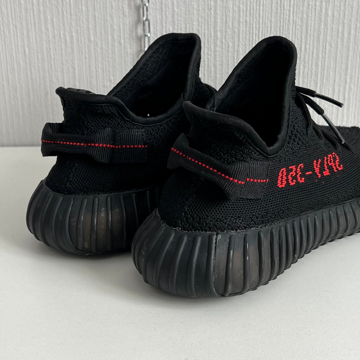 Adidas Yeezy Boost 350 V2
Black Red