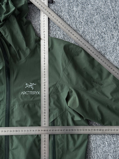 Arc'teryx Beta SL Gore-Tex Shell Jacket in Cypress Green