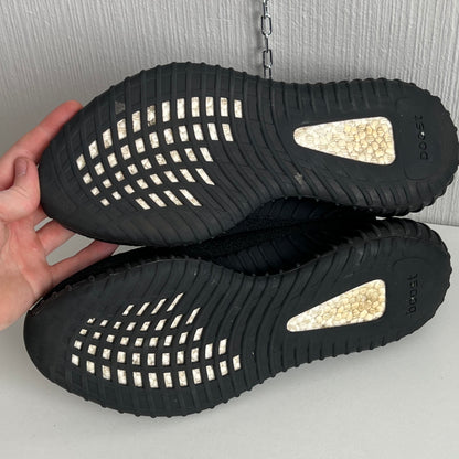 Adidas Yeezy Boost 350 V2
Black Red